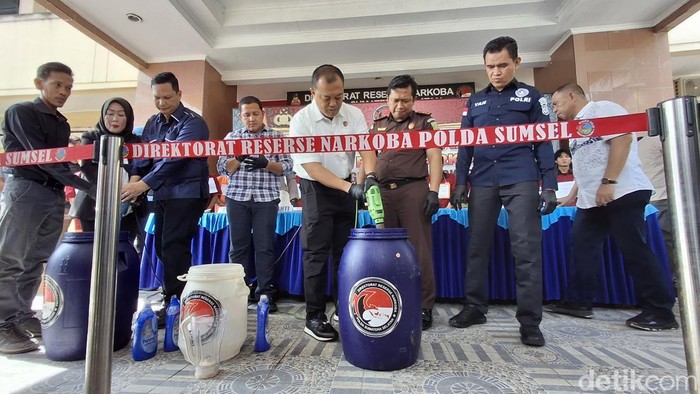 Pemusnahan sabu dan ekstasi di Mapolda Sumsel.