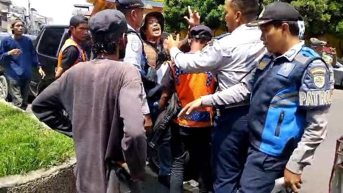 Penertiban parkir di Jalan Jawa, Kota Medan, Senin (14/7/2025) berujung penggeroyokan petugas Dishub. (dok. Istimewa)