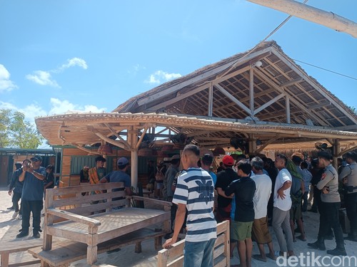 Penertiban warung warga di Pantai Tanjung Aan, Lombok Tengah, Selasa (15/7/2025).