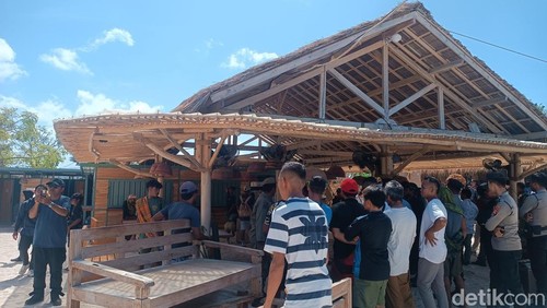 Penertiban warung warga di Pantai Tanjung Aan, Lombok Tengah, Selasa (15/7/2025).