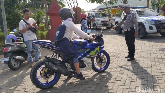 Penilangan pelanggar lalu lintas selama operasi Patuh Semeru 2025 di Trenggalek.