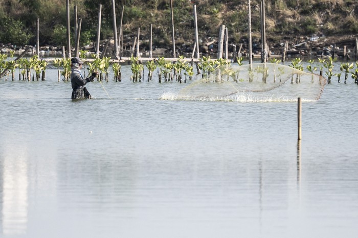 Pengendara sepeda motor melintas di dekat bangunan rumah yang terdampak abrasi di kawasan pesisir Tambakrejo, Tanjung Mas, Semarang, Jawa Tengah, Selasa (15/7/2025). Pemerintah Kota Semarang berupaya mengembangkan wisata berbasis lingkungan dengan menjadikan wilayah Tambakrejo sebagai kawasan ekowisata mangrove yang bertujuan mendorong pertumbuhan ekonomi masyarakat pesisir sekaligus melestarikan ekosistem pantai dari ancaman abrasi. ANTARA FOTO/Aprillio Akbar
