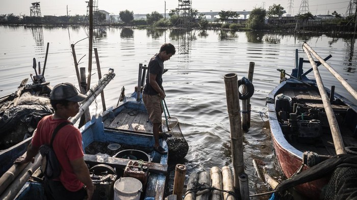 Pesisir Tambakrejo Disulap Jadi Ekowisata Mangrove, Warga Sambut Antusias Pengendara sepeda motor melintas di dekat bangunan rumah yang terdampak abrasi di kawasan pesisir Tambakrejo, Tanjung Mas, Semarang, Jawa Tengah, Selasa (15/7/2025). Pemerintah Kota Semarang berupaya mengembangkan wisata berbasis lingkungan dengan menjadikan wilayah Tambakrejo sebagai kawasan ekowisata mangrove yang bertujuan mendorong pertumbuhan ekonomi masyarakat pesisir sekaligus melestarikan ekosistem pantai dari ancaman abrasi. ANTARA FOTO/Aprillio Akbar