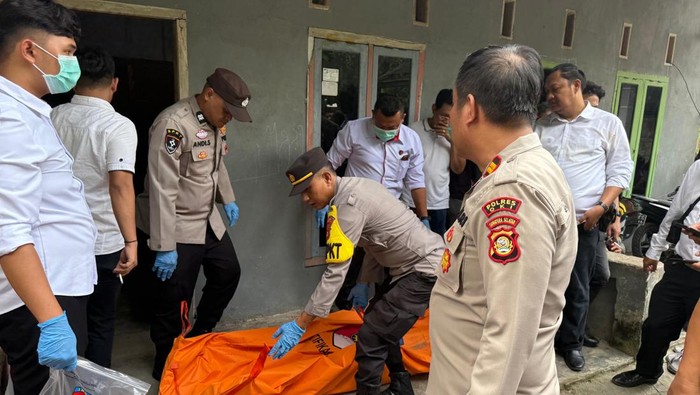 Petugas kepolisian saat mengevakuasi jasad pegawai honorer damkar OKI yang gantung diri