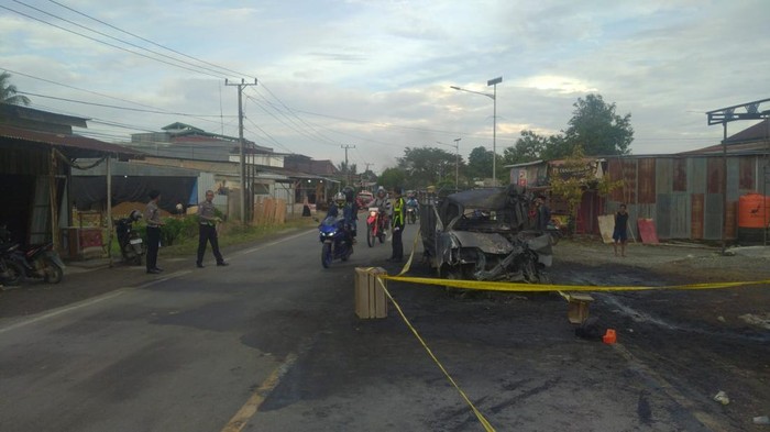 Pikap Muat Solar di Mateng Tabrak Mobil Boks Parkir Picu Ledakan-Kebakaran