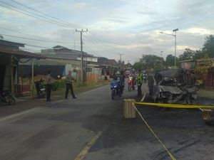 Kronologi Pikap Solar Tabrak Mobil Parkir di Mateng Bikin 2 Rumah Terbakar