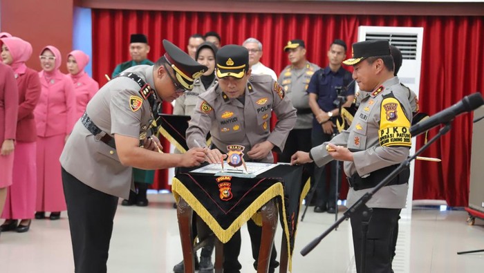 Polda Riau menggelar serah terima jabatan 4 kapolres dari Dumai sampai Kuansing, Selasa (15/7/2025).