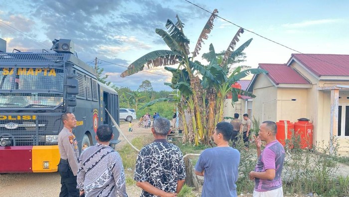 Warga di Rokan Hulu Dilanda Kekeringan, Polisi Salurkan Air Bersih