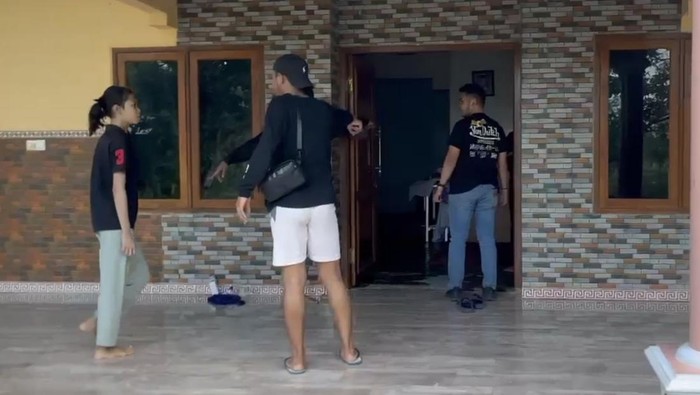 Polisi mengamankan pembobol gudang dan menggeledah rumah salah satu pelaku.