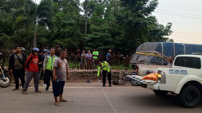 Polisi saat melakukan evakuasi terhadap kecelakaan yang terjadi di Palembang.