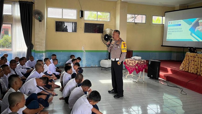 Polisi saat mensosialisasikan keselamatan berkendara di Babel.