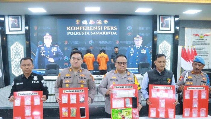 Kapolresta Samarinda Kombes Hendri Umar mengatakan penangkapan mereka dilakukan di dua lokasi berbeda di Kota Samarinda pada Minggu (6/7/2025). Mereka ditangkap setelah gerak-gerik mencurigakan salah satu pelaku terpantau petugas.