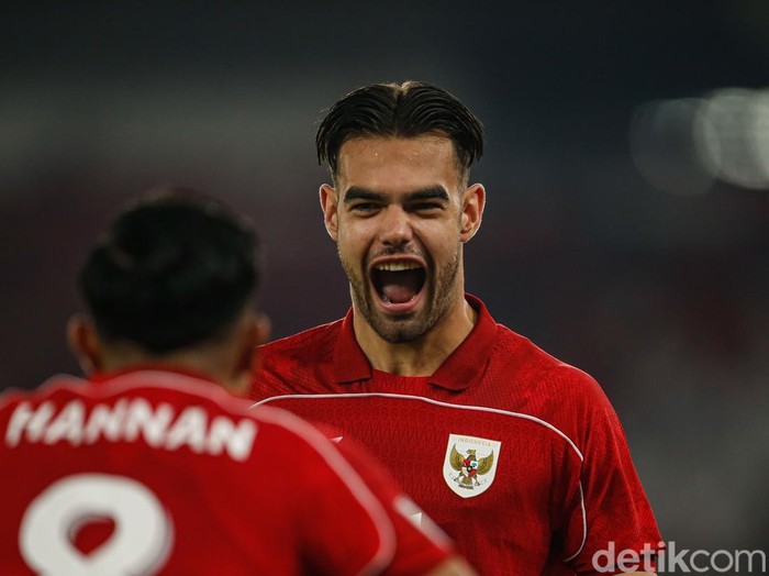 Timnas Indonesia U-23 menggilas Brunei Darussalam 8-0 di Piala AFF U-23 2025. Jens RAven bersinar dengan bikin double hat-trick alias 6 gol. Duel Indonesia vs Brunei di Grup A Piala AFF U-23 2025 berlangsung di Stadion Gelora Bung Karno pada Selasa (15/7) malam WIB.