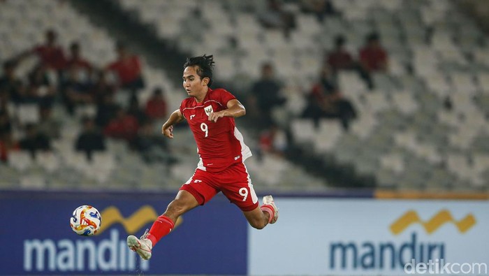 Timnas Indonesia U-23 menggilas Brunei Darussalam 8-0 di Piala AFF U-23 2025. Jens RAven bersinar dengan bikin double hat-trick alias 6 gol. Duel Indonesia vs Brunei di Grup A Piala AFF U-23 2025 berlangsung di Stadion Gelora Bung Karno pada Selasa (15/7) malam WIB.