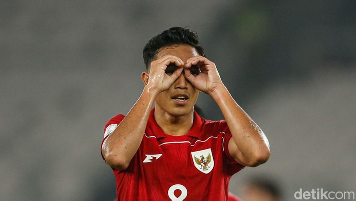 Timnas Indonesia U-23 menggilas Brunei Darussalam 8-0 di Piala AFF U-23 2025. Jens RAven bersinar dengan bikin double hat-trick alias 6 gol. Duel Indonesia vs Brunei di Grup A Piala AFF U-23 2025 berlangsung di Stadion Gelora Bung Karno pada Selasa (15/7) malam WIB.