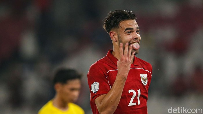 Timnas Indonesia U-23 menggilas Brunei Darussalam 8-0 di Piala AFF U-23 2025. Jens RAven bersinar dengan bikin double hat-trick alias 6 gol. Duel Indonesia vs Brunei di Grup A Piala AFF U-23 2025 berlangsung di Stadion Gelora Bung Karno pada Selasa (15/7) malam WIB.