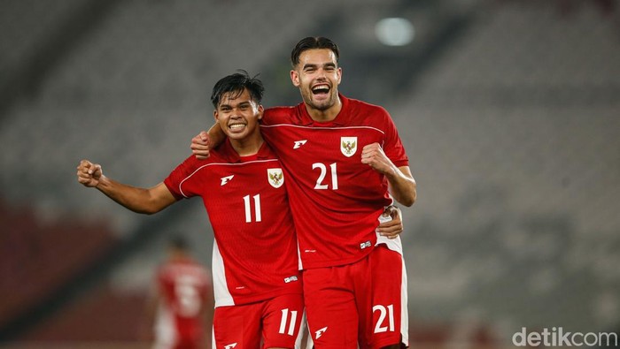Timnas Indonesia U-23 menggilas Brunei Darussalam 8-0 di Piala AFF U-23 2025. Jens RAven bersinar dengan bikin double hat-trick alias 6 gol. Duel Indonesia vs Brunei di Grup A Piala AFF U-23 2025 berlangsung di Stadion Gelora Bung Karno pada Selasa (15/7) malam WIB.