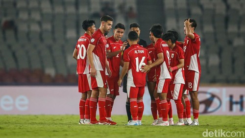 Timnas Indonesia U-23 menggilas Brunei Darussalam 8-0 di Piala AFF U-23 2025. Jens RAven bersinar dengan bikin double hat-trick alias 6 gol. Duel Indonesia vs Brunei di Grup A Piala AFF U-23 2025 berlangsung di Stadion Gelora Bung Karno pada Selasa (15/7) malam WIB.