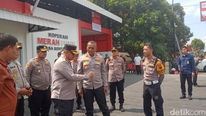 Wakapolda Jateng, Brigjen Latif Usman, dan sejumlah pejabat kepolisian saat meninjau lokasi launching Koperasi Desa Merah Putih di Bentangan, Klaten, Selasa (15/7/2025).