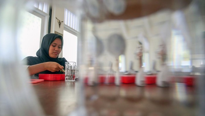 Sejumlah siswa Sekolah Rakyat menyantap makan siang bergizi gratis (MBG) di Sekolah Rakyat Menengah Atas (SRMA) 10, Jakarta, Selasa (15/7/2025). Selama masa pengenalan lingkungan sekolah (MPLS) seluruh siswa Sekolah Rakyat mendapat 3 kali makan bergizi gratis (MBG) yakni pagi, siang dan malam. ANTARA FOTO/Muhammad Iqbal/bar