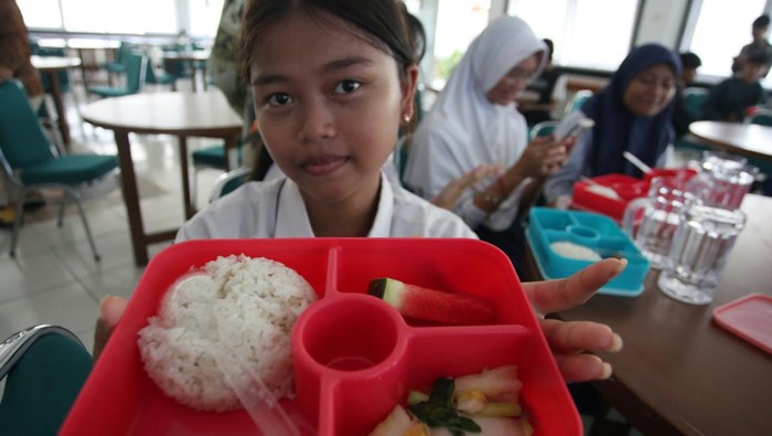 Sejumlah siswa Sekolah Rakyat menyantap makan siang bergizi gratis (MBG) di Sekolah Rakyat Menengah Atas (SRMA) 10, Jakarta, Selasa (15/7/2025). Selama masa pengenalan lingkungan sekolah (MPLS) seluruh siswa Sekolah Rakyat mendapat 3 kali makan bergizi gratis (MBG) yakni pagi, siang dan malam. ANTARA FOTO/Muhammad Iqbal/bar