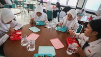 Selama masa pengenalan lingkungan sekolah (MPLS) seluruh siswa Sekolah Rakyat mendapat 3 kali makan bergizi gratis (MBG) yakni pagi, siang dan malam. Foto: ANTARA FOTO/Muhammad Iqbal