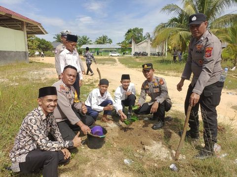 Program penghijauan yang dicetuskan Kapolda Riau Irjen Herry Heryawan terus berjalan. Polres Rokan Hulu (Rohul) mengajak pelajar untuk menanam pohon. (dok Polres Rohul)
