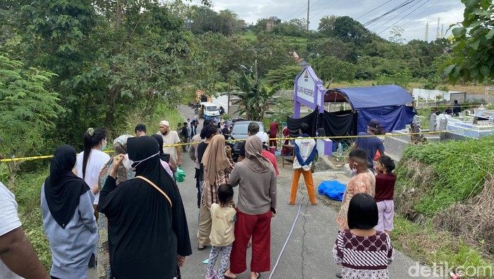 Proses ekshumasi jenazah wanita dan bayinya di Parepare terkait dugaan penganiayaan saat hamil.