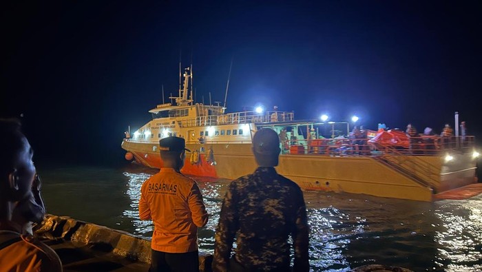 Proses pencarian korban kapal terbalik di Mentawai