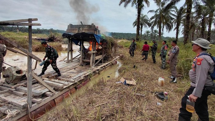 Rakit dompeng tambang emas ilegal di Bungo, Jambi, dimusnahkan dengan cara dibakar