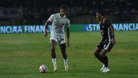 Pemain asal Brasil yang dikenal sebagai striker tajam di Liga Kamboja, Ramon Tanque (kiri), memiliki nilai pasar Rp3,91 miliar. (Foto: Dok. Persib Bandung)