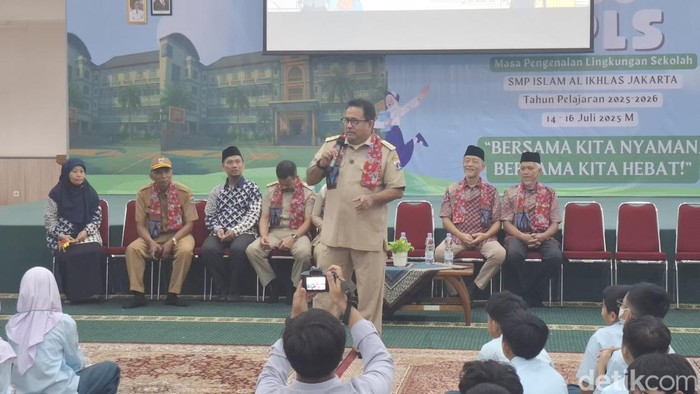 Rano Karno cek MPLS di sejumlah sekolah di Jakarta hari ini (Brigitta Belia/detikcom)