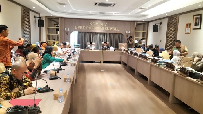 Rapat Dengar Pendapatan (RDP)  di Komisi V DPRD Sumsel soal ijazah dibatalkan UKB