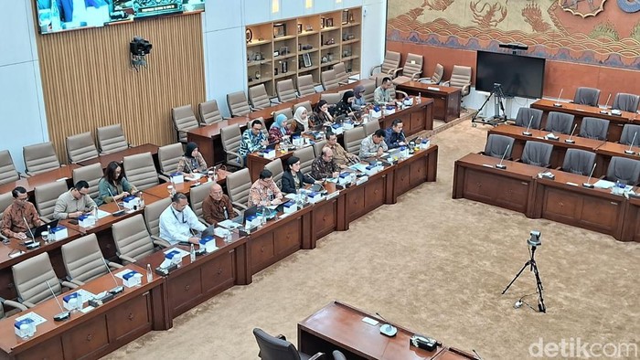 Rapat Perumnas di DPR, Selasa (15/7/2025).