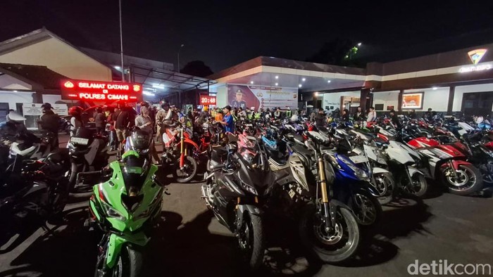 Polisi menilang ratusan sepeda motor berknalpot bronk di Cimahi