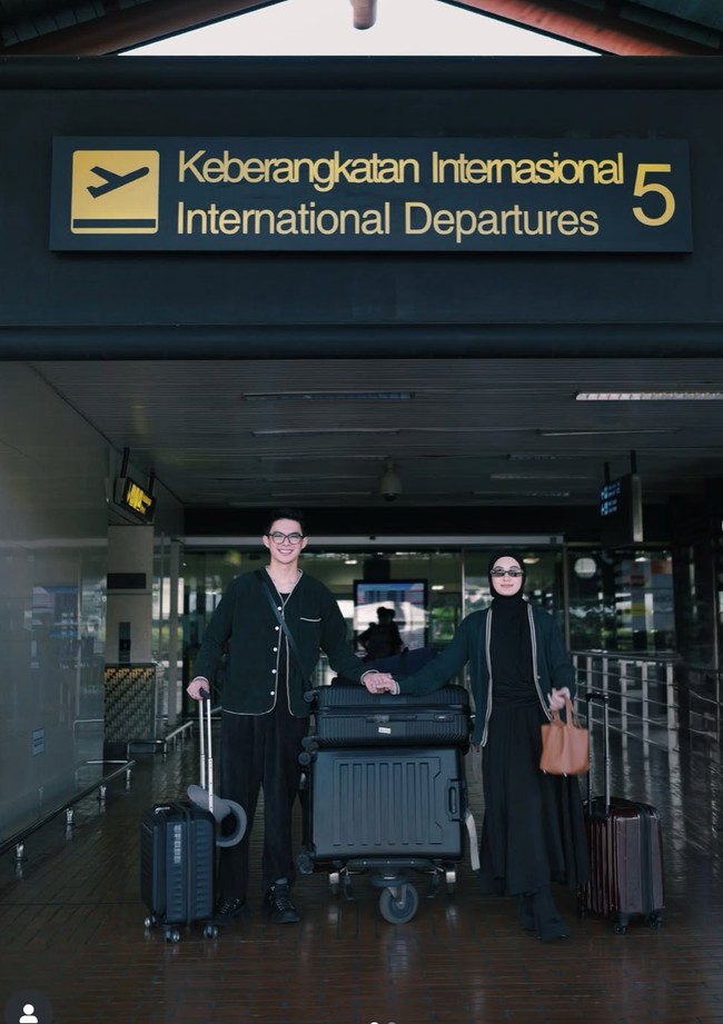 Rey Mbayang dan Dinda Hauw baru saja merayakan anniversary pernikahan mereka yang ke-5. Keduanya memilih merayakan dengan terbang ke Jepang. Foto: Instagram/@rey_mbayang