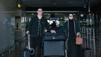 Rey dan Dina tampil serasi di bandara dengan outfit bernuansa gelap. Pasangan ini akan berangkat ke Jepang untuk merayakan anniversary pernikahan ke-5 mereka.Foto: Instagram/@rey_mbayang