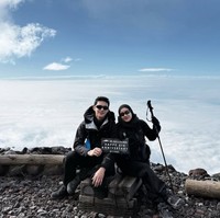 Unik dan tak biasa, Rey dan Dinda memilih naik gunung Fuji bersama untuk merayakan anniversary pernikahan mereka. Sesampainya di puncak, mereka berfoto sambil memegang papan bertuliskan Happy 5th Anniversary Rey & Dinda. Foto: Instagram/@rey_mbayang