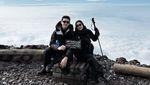 Momen Romantis Rey Mbayang-Dinda Hauw Rayakan Anniversary Pernikahan di Gunung