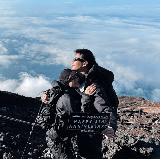 8 Foto Dinda Hauw-Rey Mbayang Naik Gunung Fuji Rayakan Anniversary Pernikahan