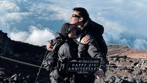 8 Foto Dinda Hauw-Rey Mbayang Naik Gunung Fuji Rayakan Anniversary Pernikahan