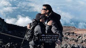 8 Foto Dinda Hauw-Rey Mbayang Naik Gunung Fuji Rayakan Anniversary Pernikahan