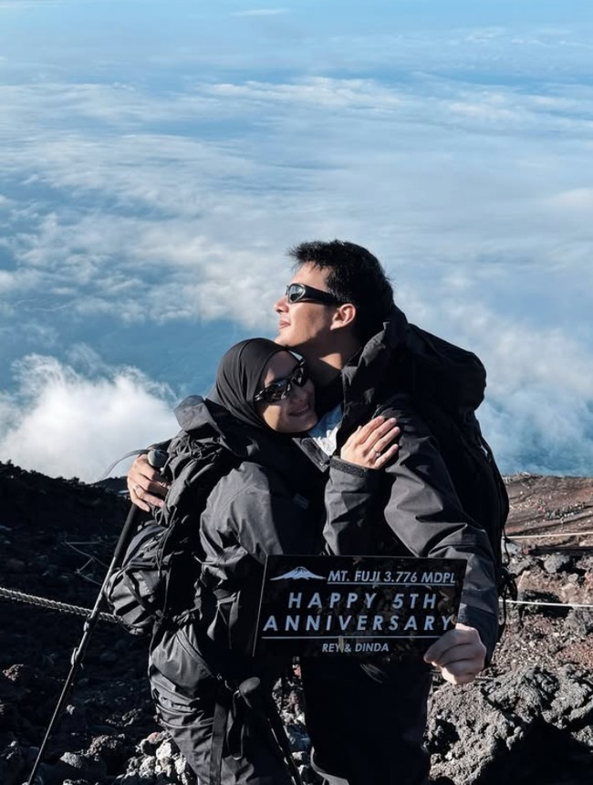 8 Foto Dinda Hauw-Rey Mbayang Naik Gunung Fuji Rayakan Anniversary Pernikahan