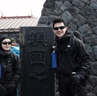Saat mendaki Gunung Fuji, keduanya tampil kompak dengan outfit mendaki berwarna hitam. Lengkap dengan jaket gunung, celana hiking, sarung tangan, dan sepatu trekking. Mereka juga membawa botol air berwarna biru yang dikaitkan di bagian depan jaket. Foto: Instagram/@rey_mbayang