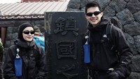 Ketika mendaki Gunung Fuji keduanya tampil kompak dengan outfit berwarna hitam. Foto: Instagram/@rey_mbayang
