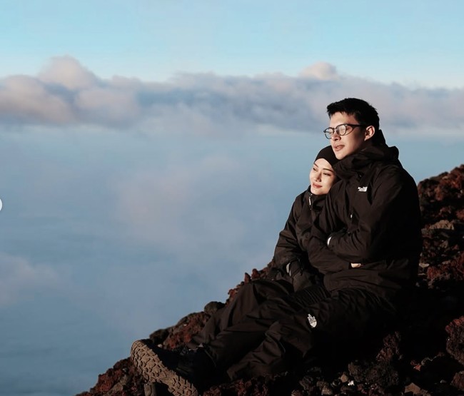 Dalam caption unggahannya, Rey memuji Dinda atas keberhasilannya menaklukkan pendakian pertama ke puncak Gunung Fuji setinggi 3.776 mdpl. Ia menyebut momen tersebut sebagai a climb to remember. Foto: Instagram/@rey_mbayang