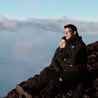 Dalam caption unggahannya, Rey memuji Dinda atas keberhasilannya menaklukkan pendakian pertama ke puncak Gunung Fuji setinggi 3.776 mdpl. Ia menyebut momen tersebut sebagai a climb to remember. Foto: Instagram/@rey_mbayang