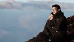 Momen Romantis Rey Mbayang-Dinda Hauw Rayakan Anniversary Pernikahan di Gunung