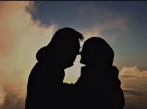Momen Romantis Rey Mbayang-Dinda Hauw Rayakan Anniversary Pernikahan di Gunung