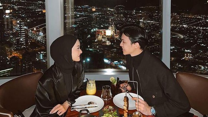 Rey Mbayang dan Dinda Hauw saat makan bersama